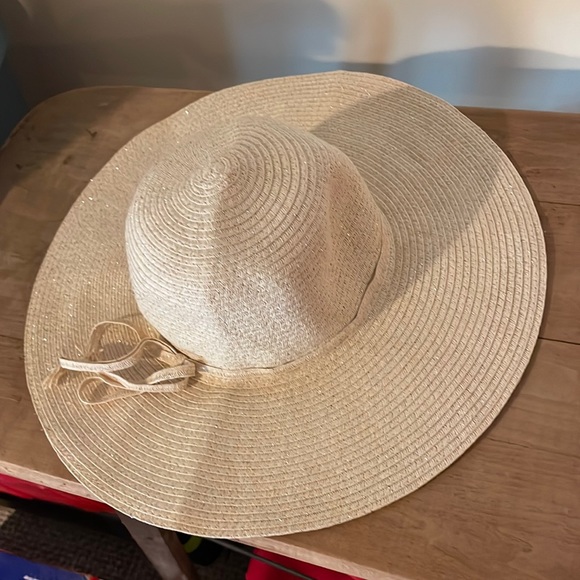 Lands' End Other - Hat and lands end bathing suit top bundle